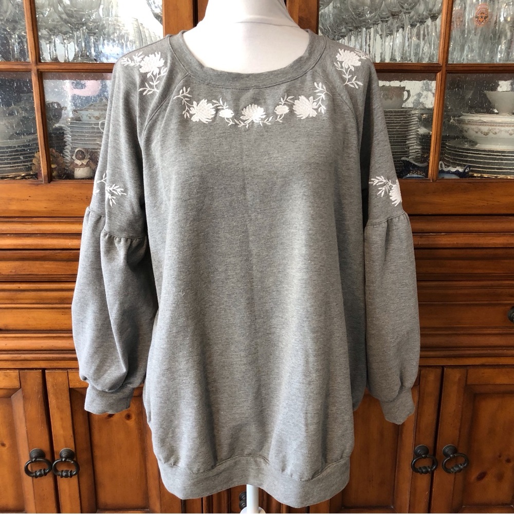 EUC Isabel maternity embroidered top